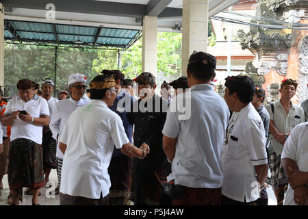 Bali, Indonésie. 27 Juin, 2018. Tjokorda Oka Artha Adhana Sukawaiti (au centre, vêtu de noir), un candidat en lice pour le gouverneur de Bali, accueille les habitants à un bureau de scrutin à Ubud, Bali lors des élections régionales le 27 juin 2018. Credit : Dominic Dudley/Alamy Live News Banque D'Images