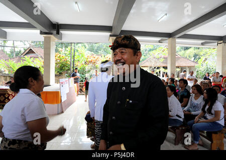 Bali, Indonésie. 27 Juin, 2018. Tjokorda Oka Artha Adhana Sukawaiti, un candidat en lice pour le poste de gouverneur de Bali, rend visite à un bureau de scrutin à Ubud, Bali lors des élections régionales le 27 juin 2018. Credit : Dominic Dudley/Alamy Live News Banque D'Images