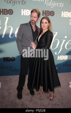 Hollywood, CA. 26 Juin, 2018. Darren Le Gallo, Amy Adams, arrivant à la première de HBO'S 'Sharp' Objets au Cinerama Dome, à Hollywood, Californie le 26 juin 2018. Credit : Faye Sadou/MediaPunch Banque D'Images