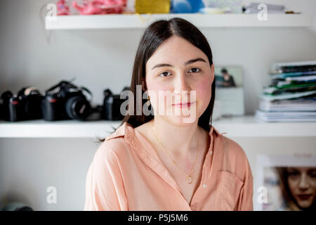 Berlin, Allemagne. 26 Juin, 2018. Le photographe artistique Eylul Aslan appuyé contre son bureau dans son appartement à Berlin-Neukoelln. Credit : Christoph Soeder/dpa/Alamy Live News Banque D'Images