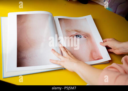 Berlin, Allemagne. 26 Juin, 2018. Le photographe artistique Eylul Aslan en feuilletant son livre 'Trompe l·oeil' dans son appartement à Berlin-Neukoelln. Credit : Christoph Soeder/dpa/Alamy Live News Banque D'Images