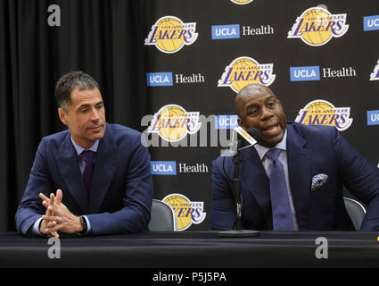 Los Angeles, Californie, USA. 26 Juin, 2018. Los Angeles Lakers président des opérations basket-ball, Earvin ''Magic'' Johnson, droite, et directeur général Rob Pelinka à une conférence de presse à Los Angeles, mardi, 26 juin 2018. Les Lakers introduire deux nouveaux projets d'acteurs, Moritz Wagner, originaire d'Allemagne, le 25e choix de la Draft 2018 et garde côtière canadienne Sviatoslav Mykhailiuk, originaire de l'Ukraine. Ringo : crédit Chiu/ZUMA/Alamy Fil Live News Banque D'Images