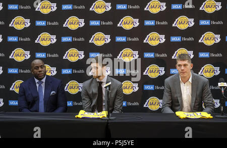 Los Angeles, Californie, USA. 26 Juin, 2018. Los Angeles Lakers président des opérations basket-ball, Earvin ''Magic'' Johnson, gauche, rookies Sviatoslav Mykhailiuk, centre, et Moritz Wagner à une conférence de presse à Los Angeles, mardi, 26 juin 2018. Les Lakers introduire deux nouveaux projets d'acteurs, Moritz Wagner, originaire d'Allemagne, le 25e choix de la Draft 2018 et garde côtière canadienne Sviatoslav Mykhailiuk, originaire de l'Ukraine. Ringo : crédit Chiu/ZUMA/Alamy Fil Live News Banque D'Images