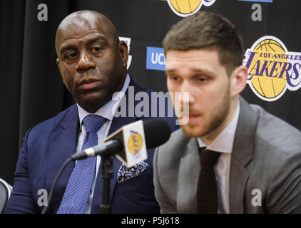 Los Angeles, Californie, USA. 26 Juin, 2018. Los Angeles Lakers président des opérations basket-ball, Earvin ''Magic'' Johnson, à gauche, et la recrue Sviatoslav Mykhailiuk à une conférence de presse à Los Angeles, mardi, 26 juin 2018. Les Lakers introduire deux nouveaux projets d'acteurs, Moritz Wagner, originaire d'Allemagne, le 25e choix de la Draft 2018 et garde côtière canadienne Sviatoslav Mykhailiuk, originaire de l'Ukraine. Ringo : crédit Chiu/ZUMA/Alamy Fil Live News Banque D'Images