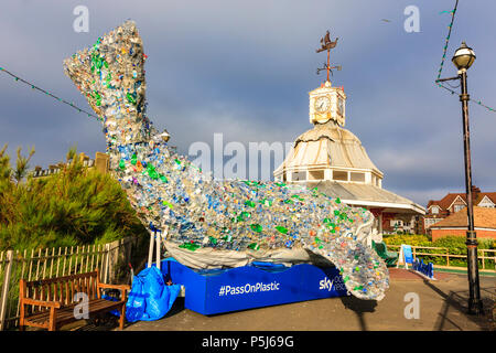 La campagne de sauvetage Ocean Sky, 'transmettre' plastique baleine sur Broadstairs front de mer. Fait entièrement de plastique faisant la mer, il est utilisé pour promouvoir la prise de conscience de la pollution plastique. Banque D'Images