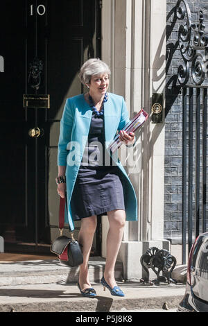 London UK. 27 juin 2018. Le Premier ministre britannique Theresa May, comporte un dossier de documents d'numéro 10 Downing Street pour assister à une séance de questions-réponses chaque semaine au Parlement Crédit : amer ghazzal/Alamy Live News Banque D'Images