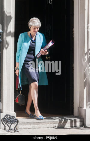 London UK. 27 juin 2018. Le Premier ministre britannique Theresa May, comporte un dossier de documents d'numéro 10 Downing Street pour assister à une séance de questions-réponses chaque semaine au Parlement Crédit : amer ghazzal/Alamy Live News Banque D'Images