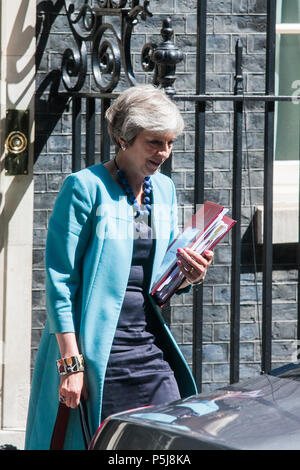 London UK. 27 juin 2018. Le Premier ministre britannique Theresa May, comporte un dossier de documents d'numéro 10 Downing Street pour assister à une séance de questions-réponses chaque semaine au Parlement Crédit : amer ghazzal/Alamy Live News Banque D'Images