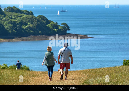 Trelissick, Cornwall, UK, 27 juin 2018 Météo France : avec un autre hot day forecast les gens à profiter de la vue sur la baie de Falmouth Crédit photo : Kevin Britland/Alamy LIve News. Banque D'Images