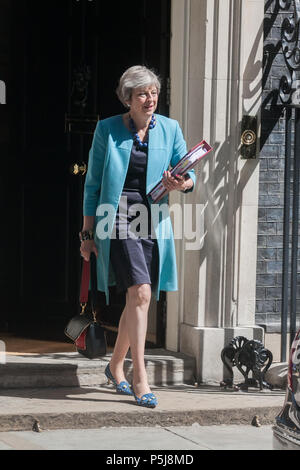 London UK. 27 juin 2018. Le Premier ministre britannique Theresa May, comporte un dossier de documents d'numéro 10 Downing Street pour assister à une séance de questions-réponses chaque semaine au Parlement Crédit : amer ghazzal/Alamy Live News Banque D'Images