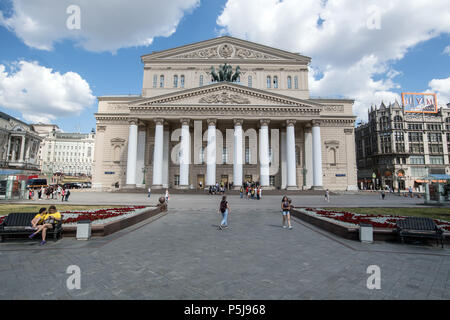 Moscou, Russie. 27 Juin, 2018. Les touristes et les habitants de marcher devant le grand théâtre. Credit : Federico Gambarini/dpa/Alamy Live News Banque D'Images