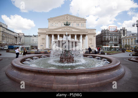 Moscou, Russie. 27 Juin, 2018. Les touristes et les habitants de marcher devant le grand théâtre. Credit : Federico Gambarini/dpa/Alamy Live News Banque D'Images