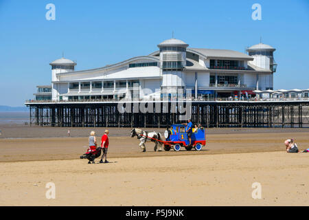 Super-Mare Weston, Somerset, Royaume-Uni. 27 juin 2018. Météo britannique. Un cheval dessiné Happy ride sur la plage en face de la grande jetée à la station balnéaire de Weston dans Super-Mare Somerset un jour de bain de soleil et de ciel bleu pendant la vague. Crédit photo : Graham Hunt/Alamy Live News Banque D'Images