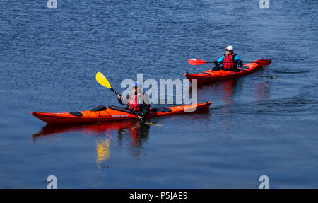 Tayside, Dundee, Ecosse, Royaume-Uni. 27 Juin, 2018. Météo France : deux personnes appréciant les temps ensoleillé chaud kayak sur la rivière Tay le long de Broughty Ferry beach à Dundee avec des températures atteignant 20 degrés Celsius. Credit : Dundee Photographics / Alamy Live News Banque D'Images