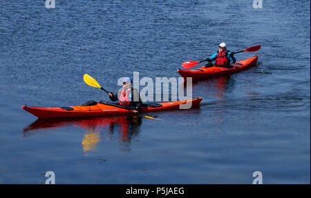 Tayside, Dundee, Ecosse, Royaume-Uni. 27 Juin, 2018. Météo France : deux personnes appréciant les temps ensoleillé chaud kayak sur la rivière Tay le long de Broughty Ferry beach à Dundee avec des températures atteignant 20 degrés Celsius. Credit : Dundee Photographics / Alamy Live News Banque D'Images