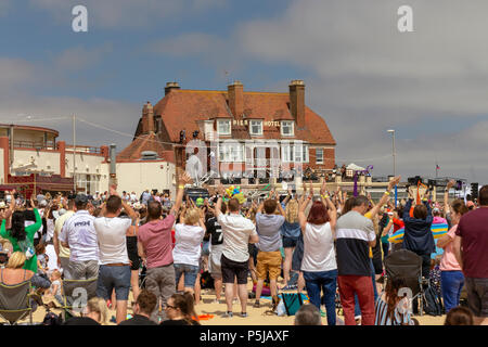 Gorleston, Norfolk, Royaume-Uni. 27 juin 2018 : des foules de gens pendant le tournage de l'onde du dernier travail de Danny Boyle, qui imagine ce qui se serait passé si il n'y avait pas eu les Beatles. À propos de 6 000 sections locales passées comme "extras", selon les organisateurs. Crédit : Paul Cowan/Alamy Live News Banque D'Images