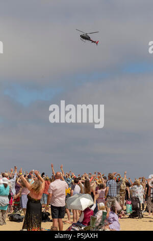 Gorleston, Norfolk, Royaume-Uni. 27 juin 2018 : des foules de gens du wave pour un hélicoptère tourné pendant le tournage du film de Danny Boyle's derniers travaux, qui imagine ce qui se serait passé si il n'y avait pas eu les Beatles. À propos de 6 000 sections locales passées comme "extras", selon les organisateurs. Crédit : Paul Cowan/Alamy Live News Banque D'Images