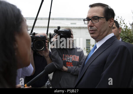 Washington, District de Columbia, Etats-Unis. 27 Juin, 2018. Secrétaire au Trésor des Etats-Unis Steven Mnuchin parle à des journalistes sur l'allée de la Maison Blanche à Washington, DC Le 27 juin 2018. Crédit : Alex Edelman/CNP Crédit : Alex Edelman/CNP/ZUMA/Alamy Fil Live News Banque D'Images