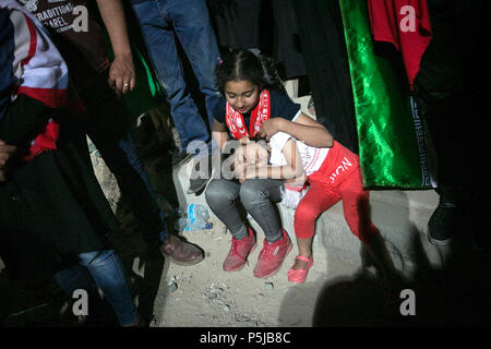 Téhéran, Iran. 27 Juin, 2018. Un Iranien petite fille dort alors qu'elle attend que les membres de l'équipe nationale de l'Iran à l'extérieur de l'aéroport Imam-Khomeini à Téhéran, Iran, le 27 juin 2018. Credit : Ahmad Halabisaz/Xinhua/Alamy Live News Banque D'Images