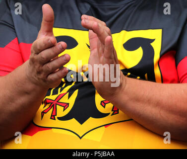 Kazan, Russie. 27 Juin, 2018. Football, Coupe du Monde, Groupe F préliminaires, l'Allemagne contre la Corée du Sud, à l'Kazan-Arena. Les partisans Allemagne cheer dans les stands. Crédit : Christian Charisius/dpa/Alamy Live News Banque D'Images