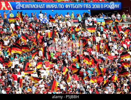 Kazan, Russie. 27 Juin, 2018. Football, Coupe du Monde, Groupe F préliminaires, l'Allemagne contre la Corée du Sud, à l'Kazan-Arena. Les partisans Allemagne cheer dans les stands. Crédit : Christian Charisius/dpa/Alamy Live News Banque D'Images