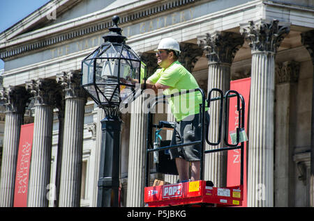 Londres, Royaume-Uni, 27 juin 2018. Soleil de midi à Trafalgar Square. Credit : JOHNNY ARMSTEAD/Alamy Live News Banque D'Images