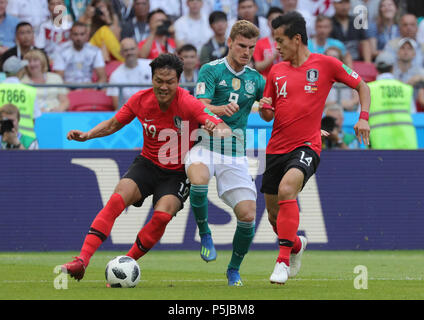 Kazan, Russie. 27 Juin, 2018. Le soccer, FIFA Coupe du Monde, Groupe F préliminaire, l'Allemagne contre la Corée du Sud, à l'Kazan-Arena. L'Allemagne Timo Werner (c) et de la Corée du Sud en Young-Gwon Kim (l). Crédit : Christian Charisius/dpa/Alamy Live News Banque D'Images