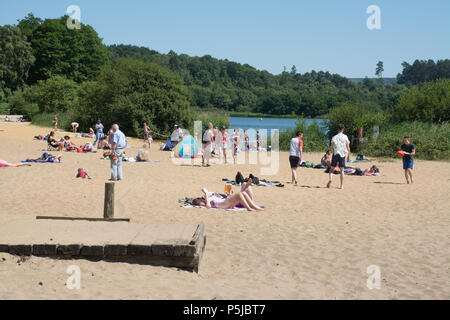 Frensham Pond, Surrey, Royaume-Uni. 27 juin 2018. Le soleil se poursuit. De nombreux amateurs de soleil s'appréciaient sur le sable de Frensham Great Pond aujourd'hui, probablement la chose la plus proche d'une plage de Surrey. Banque D'Images