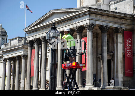 Londres, Royaume-Uni, 27 juin 2018. Soleil de midi à Trafalgar Square. Credit : JOHNNY ARMSTEAD/Alamy Live News Banque D'Images