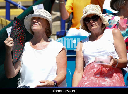 Le Devonshire Park, Eastbourne, Royaume-Uni. 27 Juin, 2018. Nature Valley International Tennis ; Fans profitez d'une autre chaude journée ensoleillée : Action Crédit Plus Sport/Alamy Live News Banque D'Images