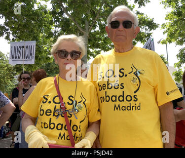 26 juin 2018, l'Espagne, Madrid : Fuencisla Gomez et mari Fernando prendre part à une manifestation à la périphérie de l'essai sur des décennies de vol de bébé pendant la dictature de Franco. Le 72-year-old est l'un des dizaines de milliers de victimes de la plus grande l'Espagne et le trafic vol-bébé scandale. Après le début de la dictature franquiste (1939-1975) et jusqu'au début des années 1990, selon les estimations des organisations des droits de l'homme et les historiens, jusqu'à 300 000 nouveau-nés dans les cliniques à travers le pays ont été arrachés à leurs parents biologiques. Photo : Emilio Rappold/dpa Banque D'Images