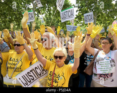 26 juin 2018, l'Espagne, Madrid : Fuencisla Gomez et mari Fernando prendre part à une manifestation à la périphérie de l'essai sur des décennies de vol de bébé pendant la dictature de Franco. Le 72-year-old est l'un des dizaines de milliers de victimes de la plus grande l'Espagne et le trafic vol-bébé scandale. Après le début de la dictature franquiste (1939-1975) et jusqu'au début des années 1990, selon les estimations des organisations des droits de l'homme et les historiens, jusqu'à 300 000 nouveau-nés dans les cliniques à travers le pays ont été arrachés à leurs parents biologiques. Photo : Emilio Rappold/dpa Banque D'Images