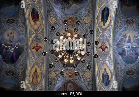 Kazan, Russie. 27 Juin, 2018. Coupe du Monde 2018 de football, l'équipe nationale. Un lustre peut être vu sur le plafond de la cathédrale de l'Annonciation dans le Kremlin de Kazan. Credit : Ina Fassbender/dpa/Alamy Live News Banque D'Images