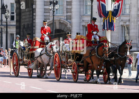Le centre commercial de Londres. UK 27 juin 2018 - Royal Horse calèches sur le Mall, voyageant vers le palais de Buckingham. Credit : Dinendra Haria/Alamy Live News Banque D'Images