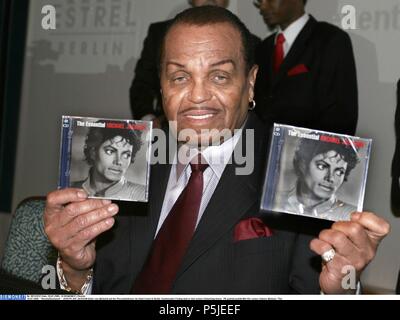 Berlin, USA. 20 juillet, 2005. 20.07.2005 -- Reents/Siemoneit -- JOSEPH JOE JACKSON (Vater von Michael) auf der Pressekonferenz im Hotel Estrel à Berlin. Freitag Kommenden wird er dort seinen Geburtstag feiern. Portrait PK portrÊt Mit CDs de seines Sohnes Michael, ''l'essentiel'' wird am 29.08.2005 erscheinen. Credit : Reents/AdMedia/ZUMA/Alamy Fil Live News Banque D'Images