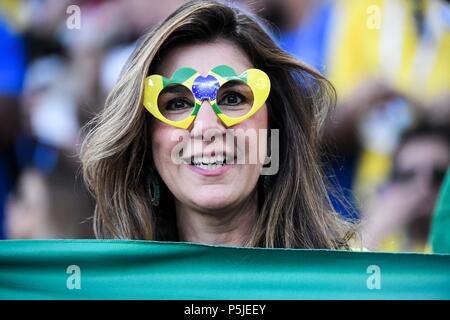 Le Spartak Stadium, Moscou, Russie. 27 Juin, 2018. FIFA Coupe du Monde de Football, le groupe E, la Serbie et le Brésil ; ventilateur brésilien avec l'équipe Crédit lunettes : Action Plus Sport/Alamy Live News Banque D'Images