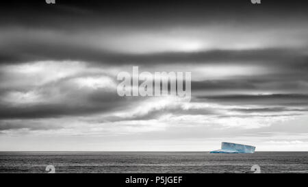 L'iceberg dans l'océan du Sud sous ciel d'orage Banque D'Images