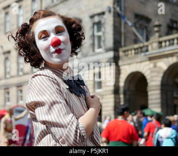Un artiste de rue frange sur le Royal Mile, Edinburgh, Ecosse, Royaume-Uni Banque D'Images