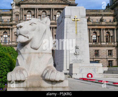 Statue de lion et mémorial de guerre du cénotaphe à George Square, Glasgow, avec les City Chambers en arrière-plan, Écosse, Royaume-Uni. Banque D'Images