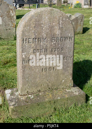 Pierre tombale de Henry Brown, qui a vécu trois siècles, Auchtermuchty, Fife, Écosse, Royaume-Uni. Banque D'Images