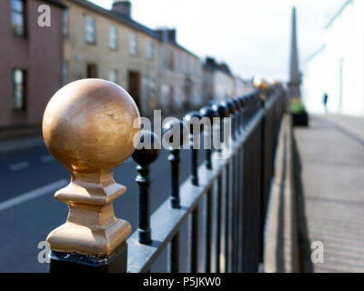 Rampes d'or et noir sur la High Street, Sanquhar, Dumfries et Galloway, Écosse, Royaume-Uni Banque D'Images