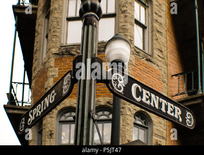 Les panneaux désignant les deux printemps et rues du centre au centre-ville d'Eureka Springs, Arkansas Banque D'Images