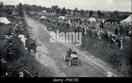 N/A. Anglais : 1903 Trophée Gordon Bennett. René de Knyff, conduisant sa Panhard à la deuxième place, passe Alexander Winton réparer la puce 2 Winton lors du premier tour. 1903. L'original a été uploader à Chienlit English . permission =image est parce qu'il il a été publié il y a plus de 100 ans. 32 1903 Trophée Gordon Bennett. De Knyff passe Winton réparer sa voiture Banque D'Images