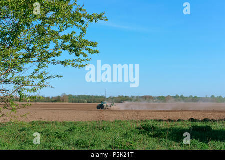 Le labour du tracteur dans le champ, les travaux agricoles dans les champs Banque D'Images