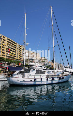 Bateaux amarrés au port Hercule à La Condamine ward de Monaco. Hercule port est le seul port en eau profonde à Monaco Banque D'Images