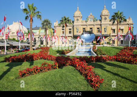 Avis de Casino de Monte Carlo avec jardin à Monaco. Casino de Monte Carlo est un complexe de divertissement et de jeu. Banque D'Images