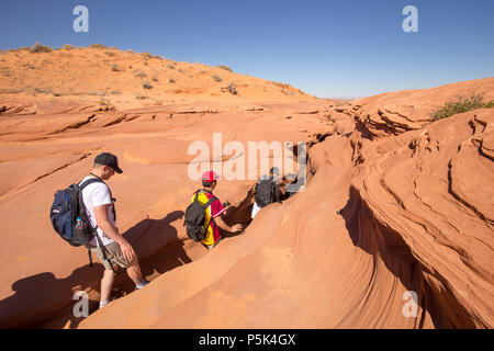 17 septembre 2016 - Page, Arizona : un groupe de touristes entame célèbre Antelope Canyon près de la ville historique de la page au lac Powell, Arizona, États-Unis Banque D'Images