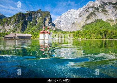 Lake Konigssee avec célèbre Sankt Bartholomae église de pèlerinage et la montagne Watzmann sur une belle journée ensoleillée en été, Bavière, Allemagne Banque D'Images