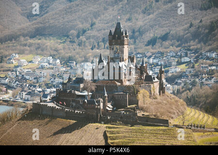 Ville historique de Cochem avec le célèbre château Reichsburg au sommet d'une colline et scenic Moselle lors d'une journée ensoleillée, Rheinland-Pfalz, Allemagne Banque D'Images