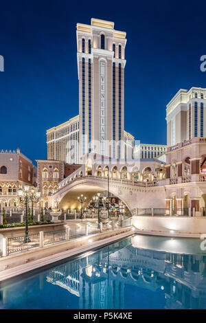 Le centre-ville de Las Vegas avec la bande de renommée mondiale et le Venetian Resort Hotel illuminé la nuit, Nevada, USA Banque D'Images